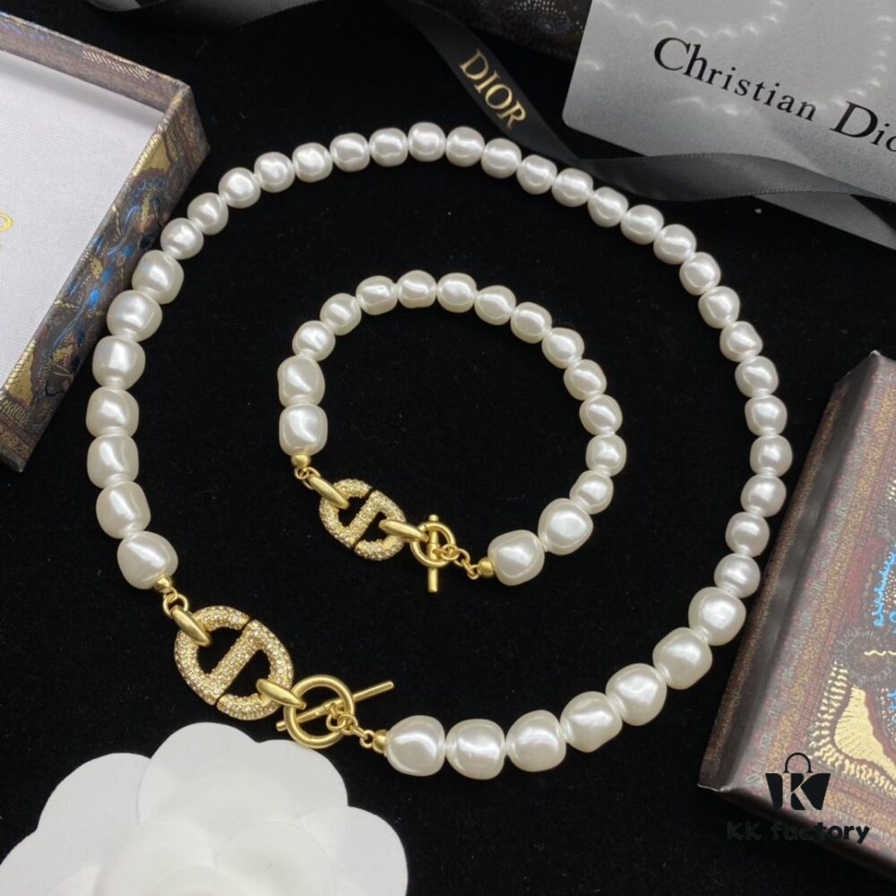 692ff93699f2d84055c8e3e4 Dior New Letter Pearl Inlaid Diamond Elegant Retro Set Necklace