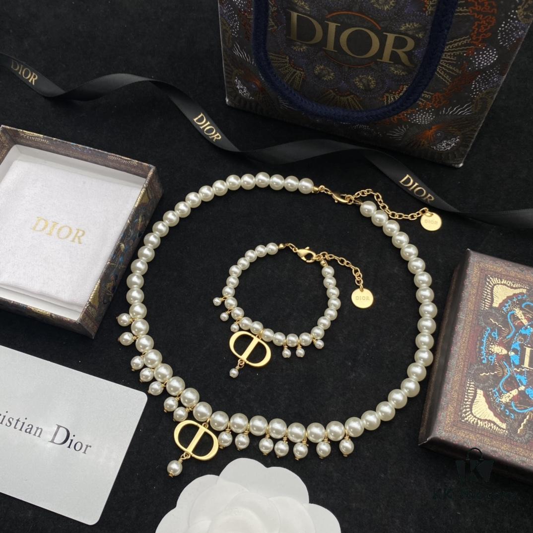 692ff96499f2d84055c8e421 Dior New Letter Pearl Elegant Vintage Necklace and Bracelet