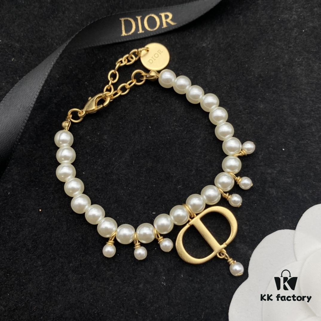 692ff96999f2d84055c8e428 Dior New Letter Pearl Elegant Vintage Necklace and Bracelet