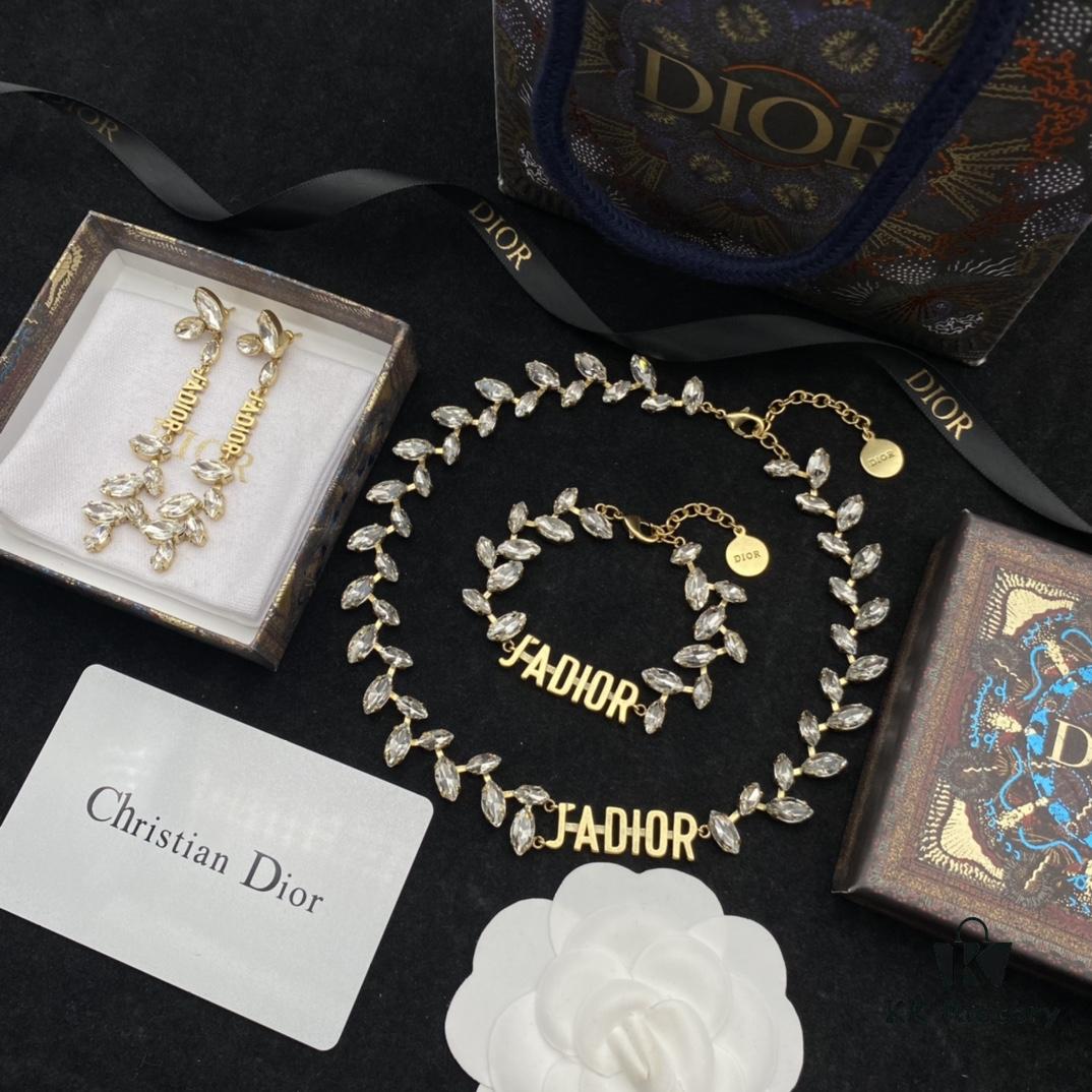 692ff96d99f2d84055c8e42e Dior New Diamond-Inlaid Letter Fashion Elegant Set