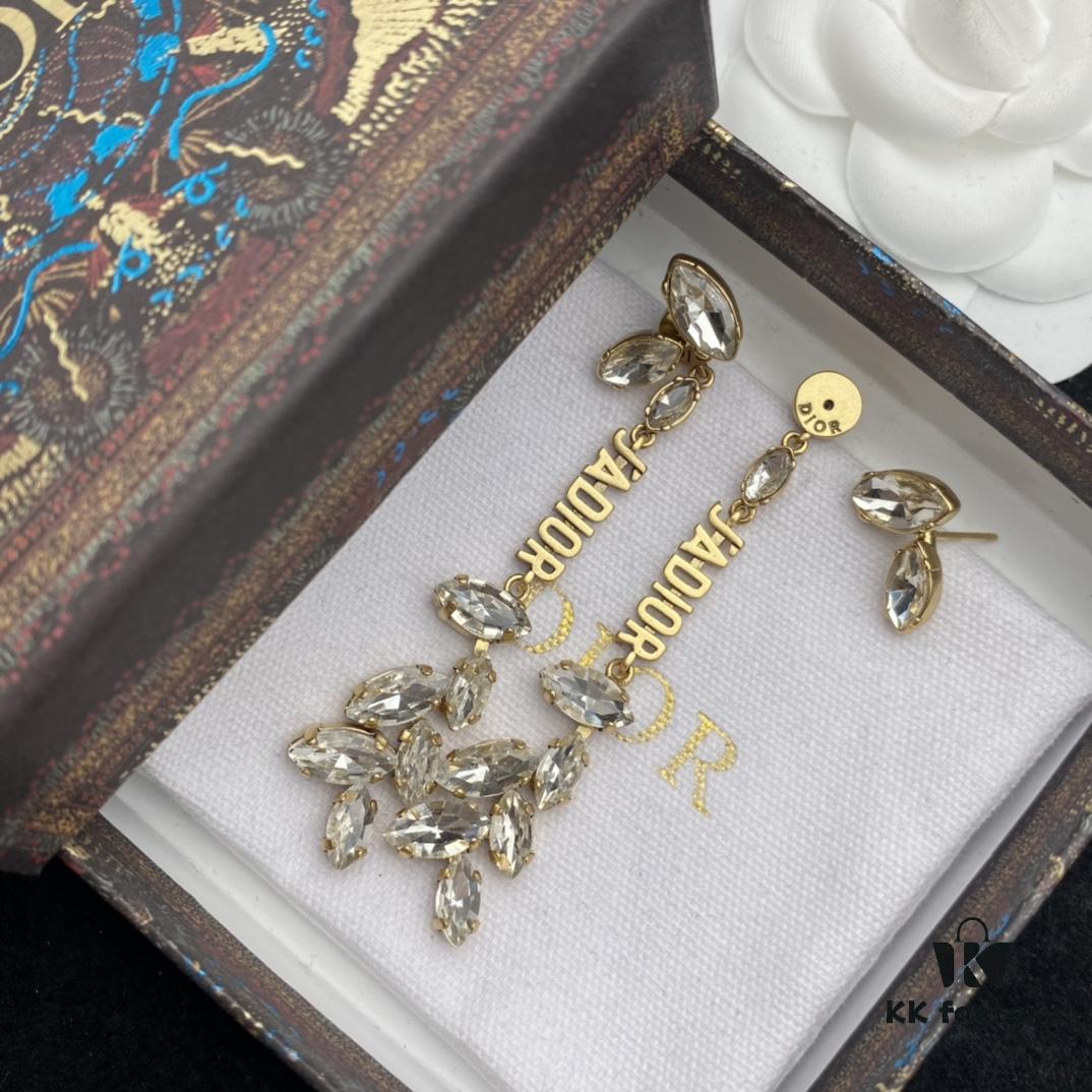 692ff96e99f2d84055c8e42f Dior New Diamond-Inlaid Letter Fashion Elegant Set