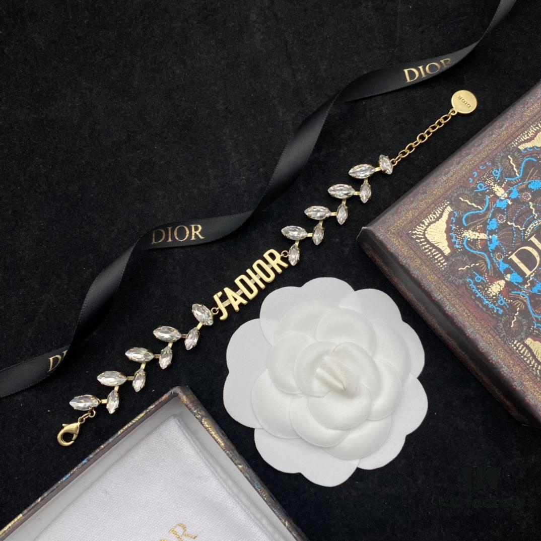 692ff96f99f2d84055c8e430 Dior New Diamond-Inlaid Letter Fashion Elegant Set
