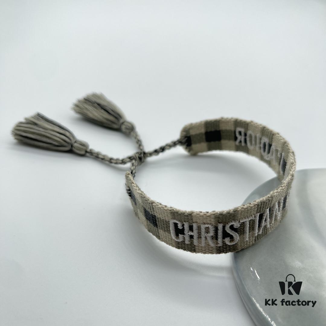 692ffa0399f2d84055c8e4e1 Dior Bracelet Top Version 🌟 Bottom Print Logo Clear, Full and Rounded ‼️ ZP Used for Sample Making, Already Quite Dirty and Old, One Very Noteworthy ️ Detail: The Font of the Letters is Wobbly, Not Neat. Trust the Authentic Sample Design 🌟 Vintage Aged Fashion Feel, Upgraded Materials and Complex Craftsmanship, Worn by Numerous Celebrities – Grab Yours Now! New Colors Continuously Updated...