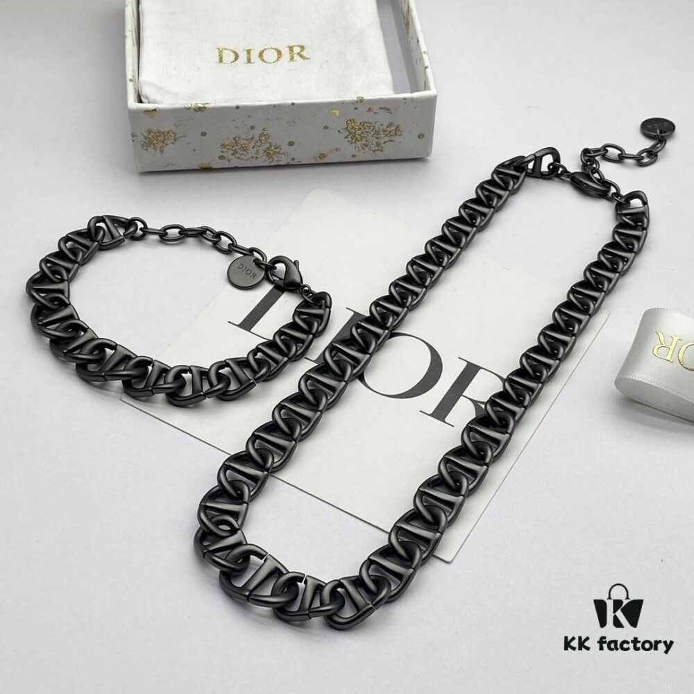 692ffaaf99f2d84055c8e5d6 Dior CD Pig Nose Set