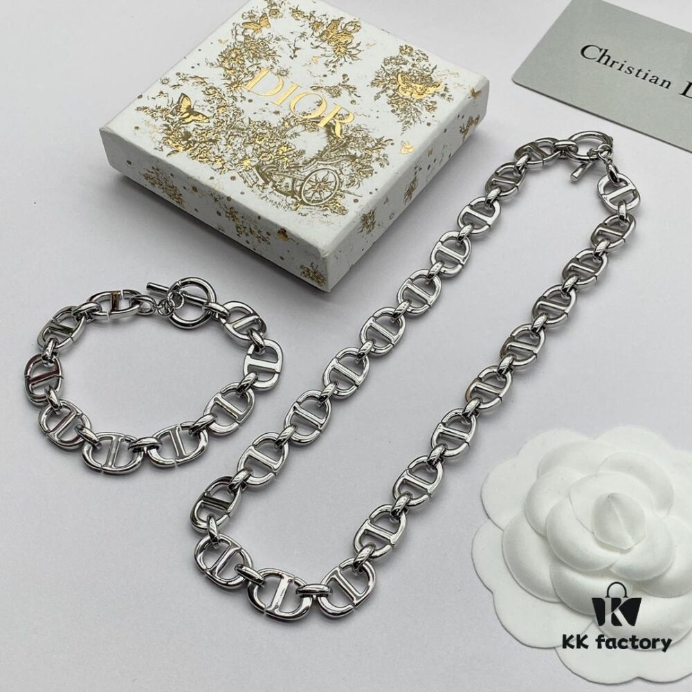 692ffb1199f2d84055c8e63e Dior New Arrival Set Pig Nose CD