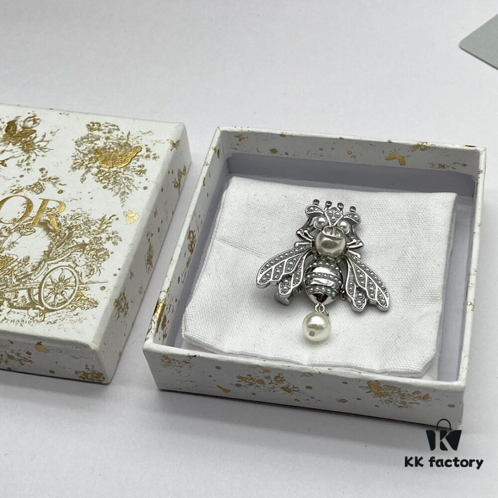 692ffb2f99f2d84055c8e65f Dior New Arrival Brooch
