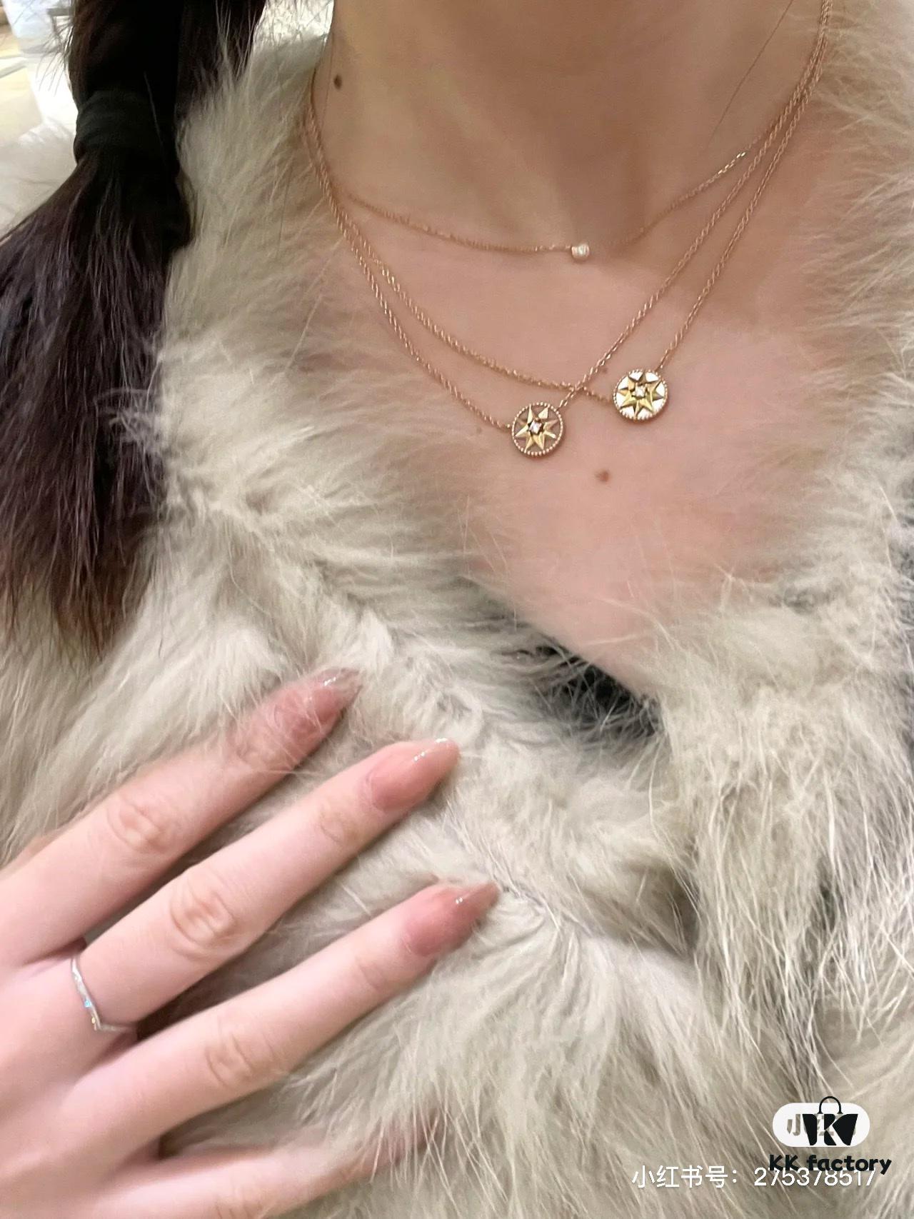 Dior Eight-Pointed Star Compass Mother-of-Pearl Necklace Wearing Image