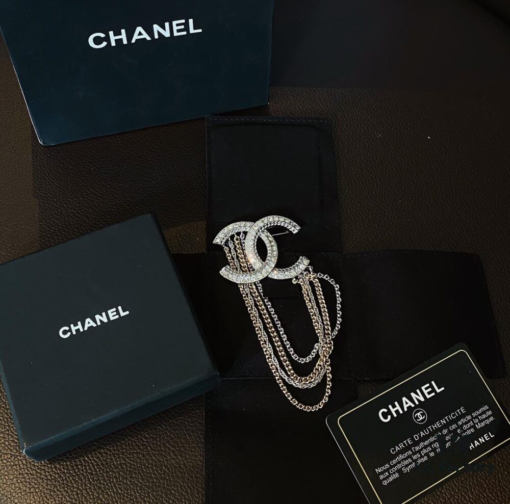 692ffc6899f2d84055c8e7a7 Xiaoxiang New Tassel Brooch, White Full Diamond Double C with Gold and Silver Chain, Elegant and Stylish Brooch with Rich Details, Beautiful When Worn, Genuine Quality Brass Material