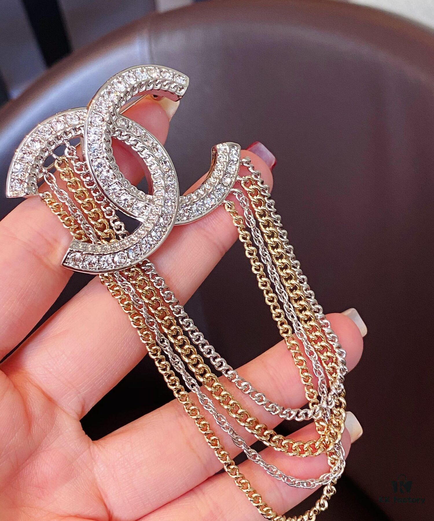 692ffc6a99f2d84055c8e7a8 Xiaoxiang New Tassel Brooch, White Full Diamond Double C with Gold and Silver Chain, Elegant and Stylish Brooch with Rich Details, Beautiful When Worn, Genuine Quality Brass Material