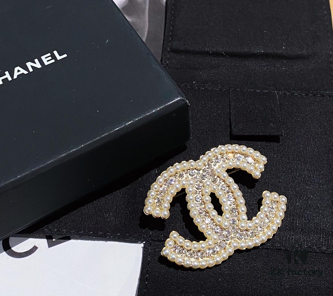 692ffc7b99f2d84055c8e7b4 Xiaoxiang New Pearl Brooch, Small Pearl Trim Design with Full Rhinestone Double C Shape