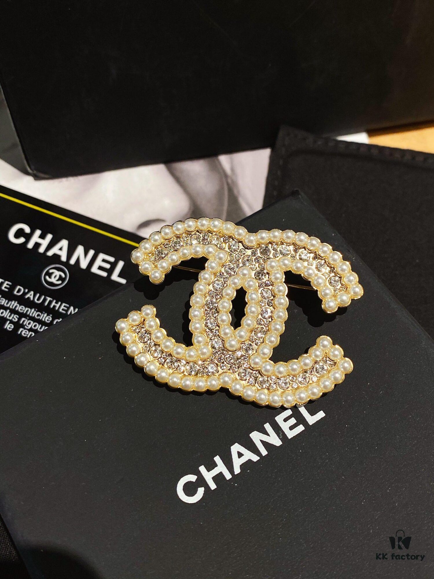 692ffc8099f2d84055c8e7b8 Xiaoxiang New Pearl Brooch, Small Pearl Trim Design with Full Rhinestone Double C Shape