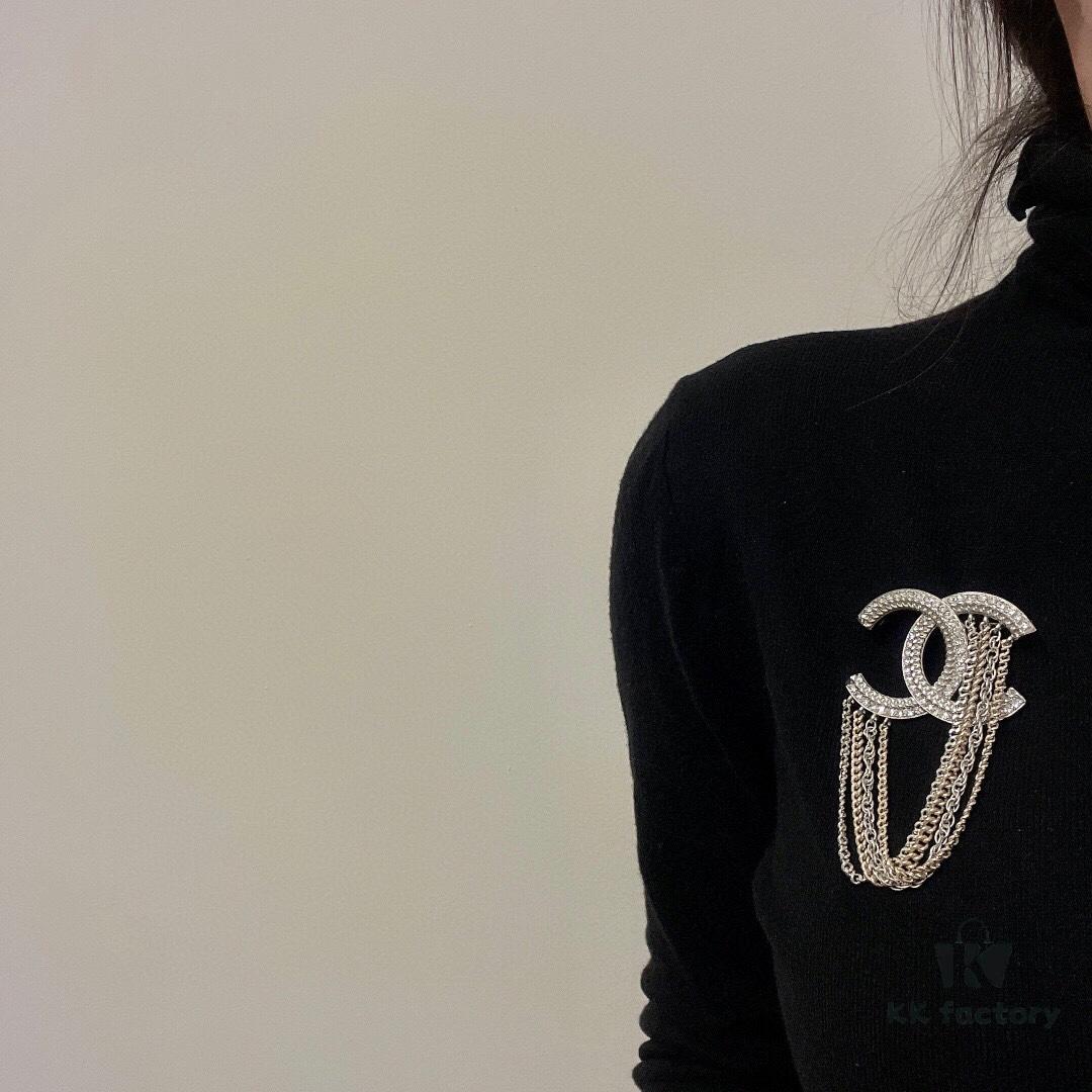 692ffc8899f2d84055c8e7c1 Xiaoxiang New Tassel Brooch, White Full Diamond Double C with Gold and Silver Chain, Elegant and Stylish Brooch with Rich Details, Beautiful When Worn, Genuine Quality Brass Material