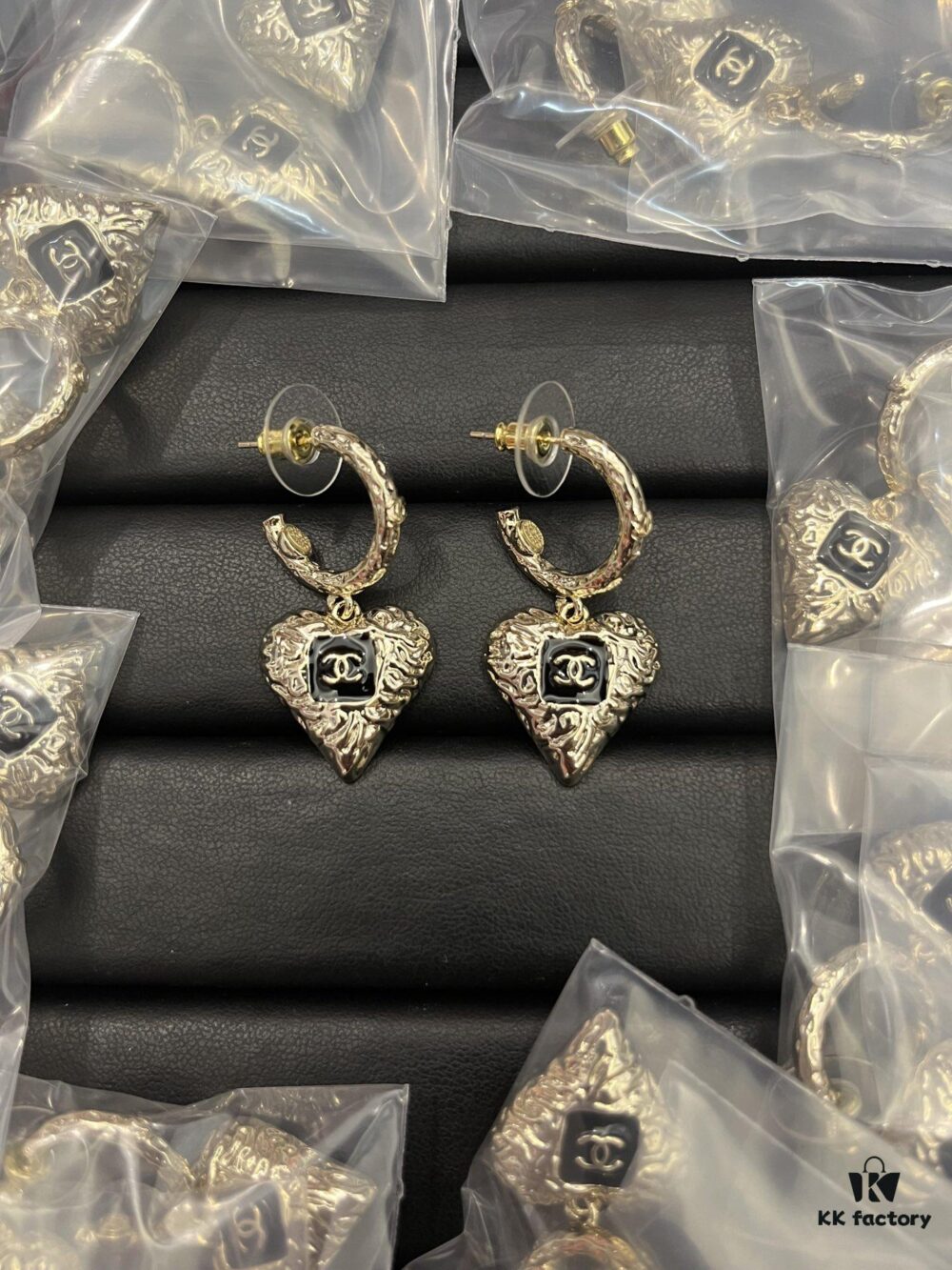 692ffca699f2d84055c8e7e3 Xiaoxiang New Vintage-Style Black Gold and Pink Gold Earrings Hook