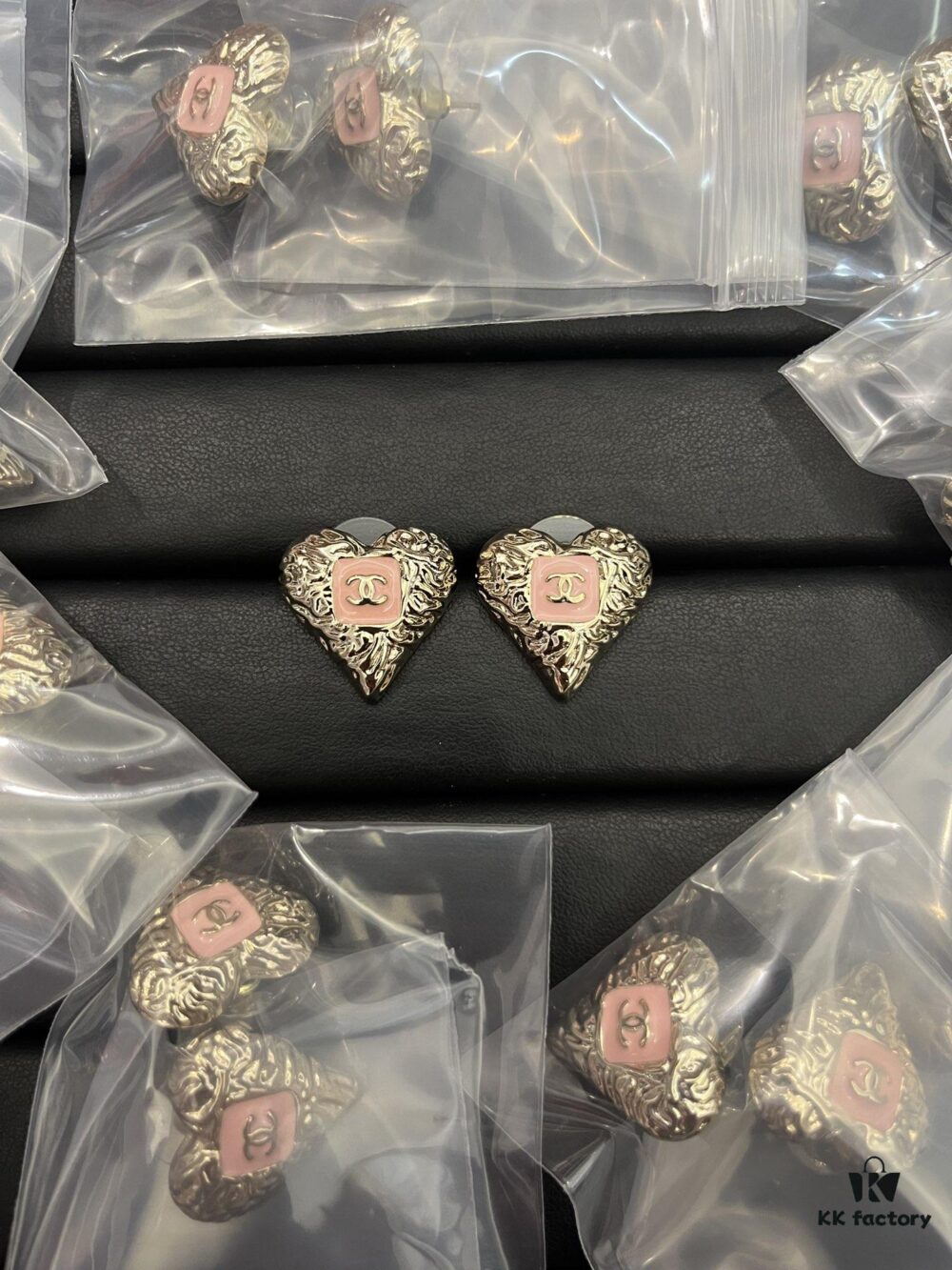 692ffca899f2d84055c8e7e7 Xiaoxiang New Retro Style Black and Gold Pink Heart Stud Earrings