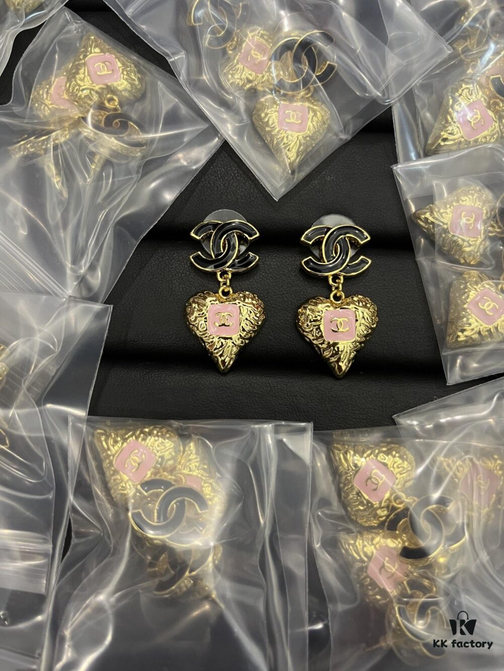 692ffcab99f2d84055c8e7e9 Xiaoxiang New Vintage-style Metal Heart Earrings Black Pink