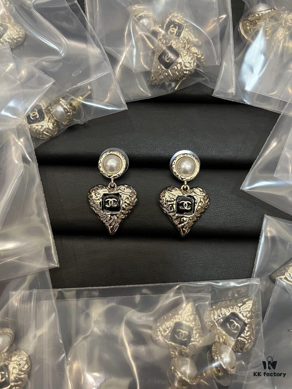 692ffcae99f2d84055c8e7ec Xiaoxiang New Vintage-style Metal Heart Earrings Black Pink