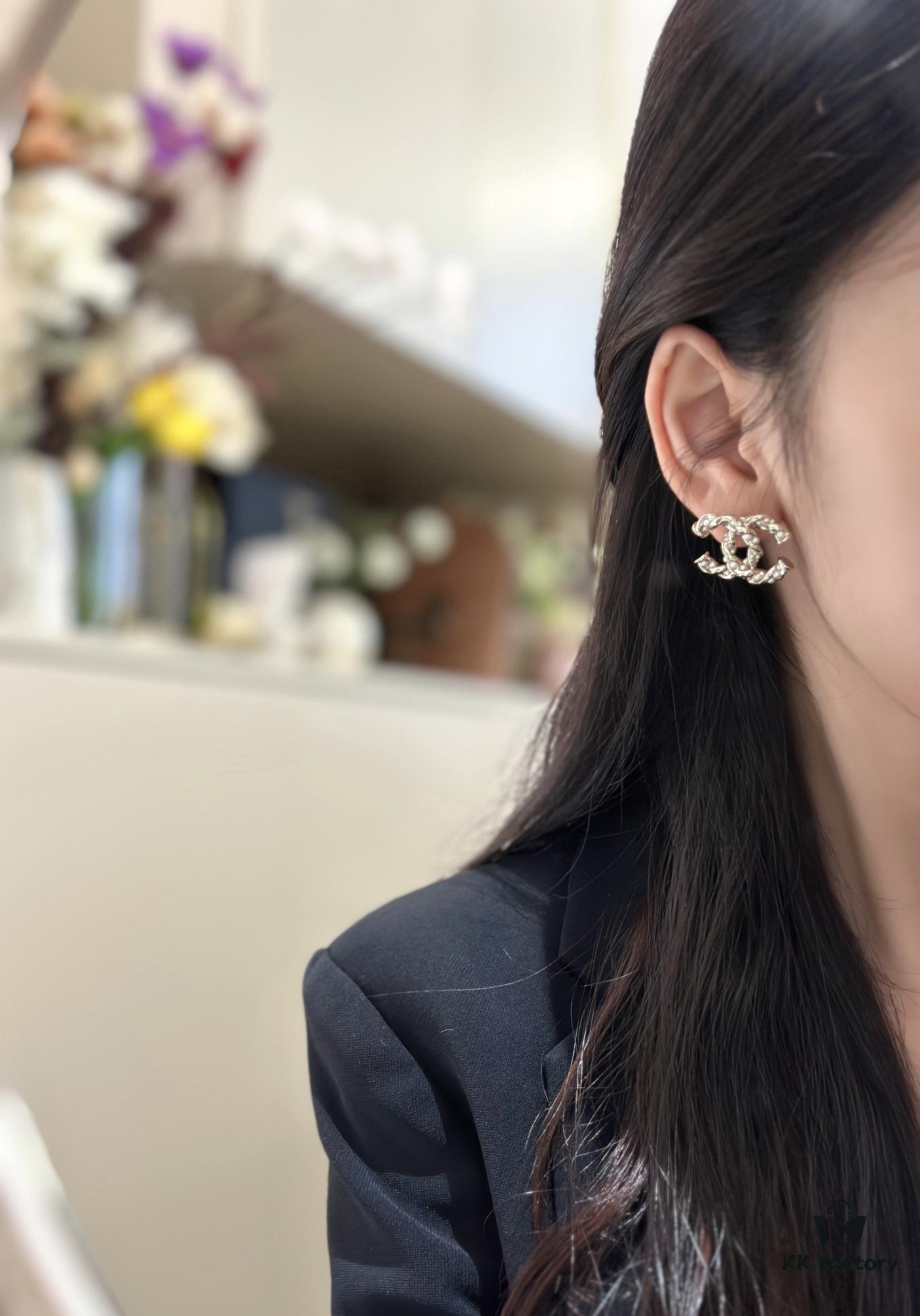 692ffccb99f2d84055c8e818 Xiao Xiang New Twist Braided Double C Pearl Pink Diamond Stud Earrings