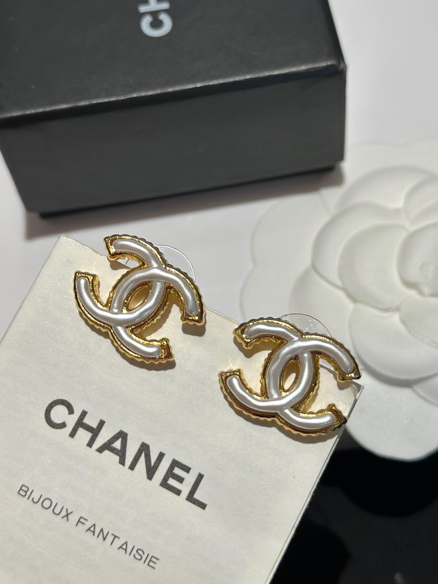 692ffcd199f2d84055c8e820 Xiao Xiang New Model Enamel Gold-Edged White Double C Stud Earrings 🤍