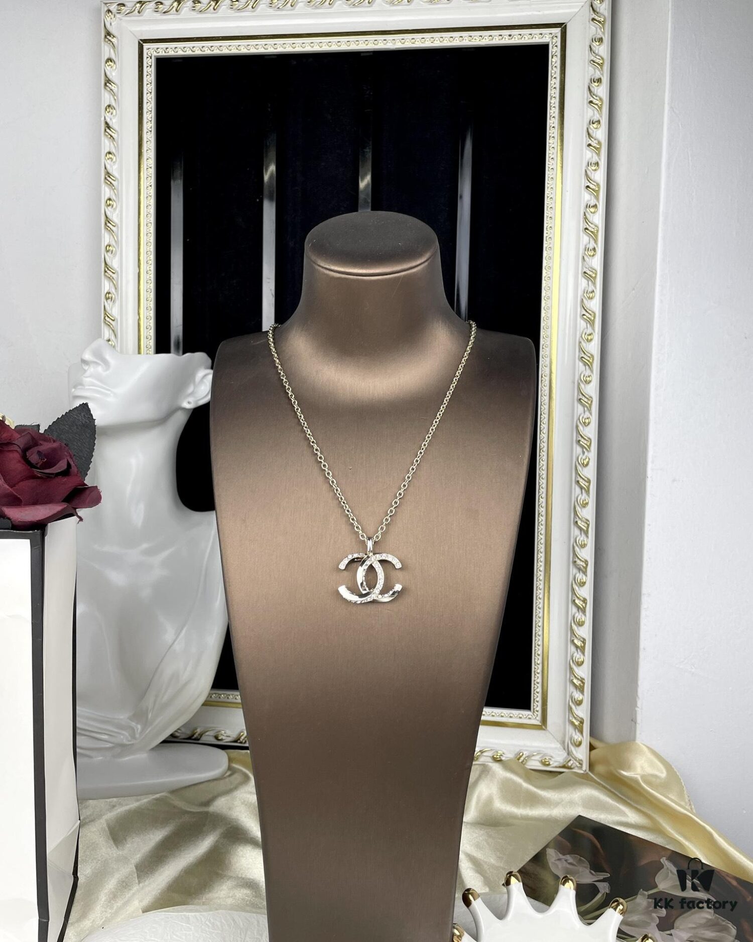 692ffcfc99f2d84055c8e85c CHANE New Style Collarbone Chain with Twisted Edge and Rhinestone Detail Necklace