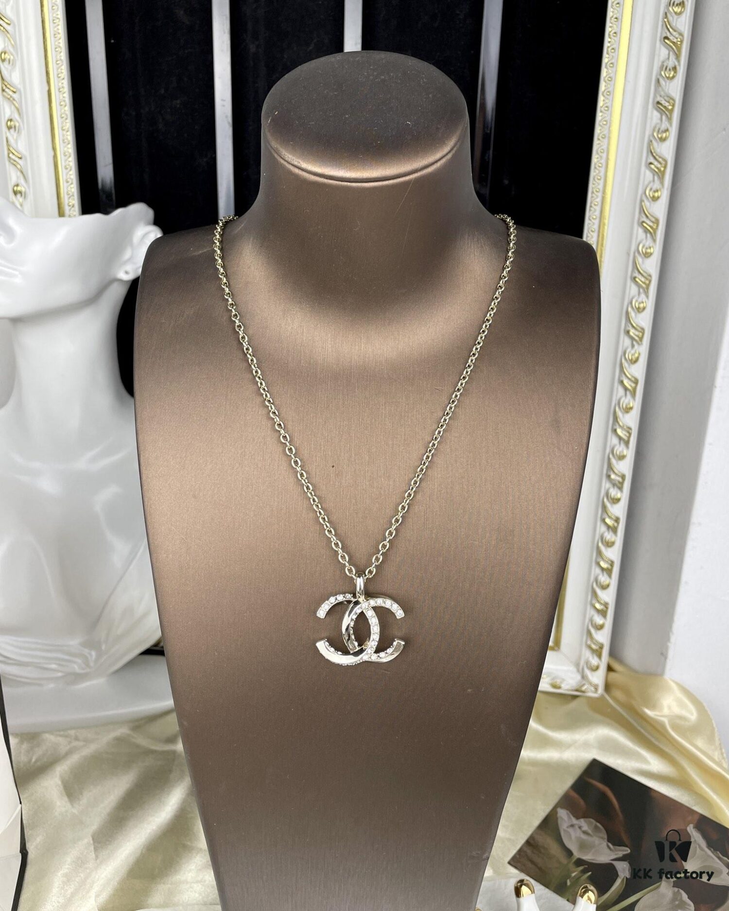 692ffcfe99f2d84055c8e85e CHANE New Style Collarbone Chain with Twisted Edge and Rhinestone Detail Necklace