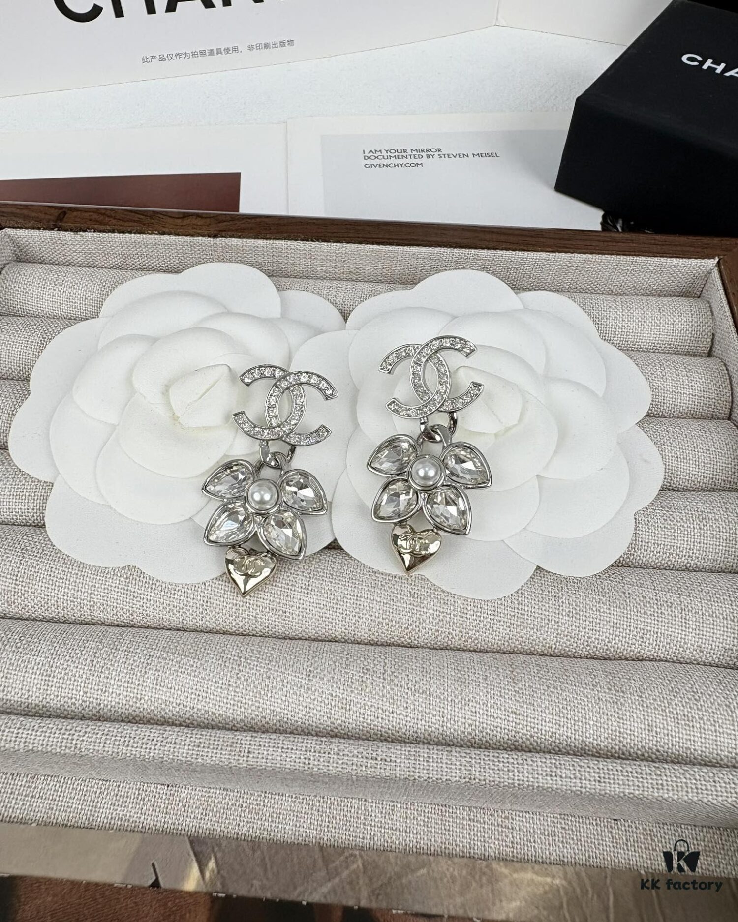 692ffd0799f2d84055c8e86b New Xiaoxiang Silver Wheat Ear Rhinestone ✨ Light Gold Heart Pendant Earrings ✨