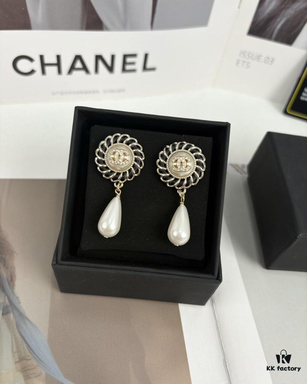 692ffd0a99f2d84055c8e86e Xiaoxiang New Arrival European and American Style Unique Elegant Black Leather Drip Pearl Earrings
