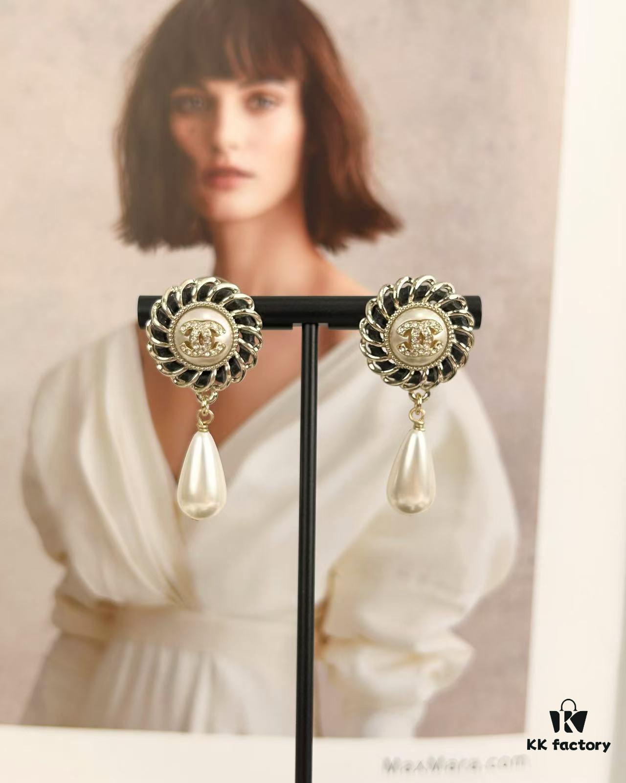 692ffd0b99f2d84055c8e86f Xiaoxiang New Arrival European and American Style Unique Elegant Black Leather Drip Pearl Earrings
