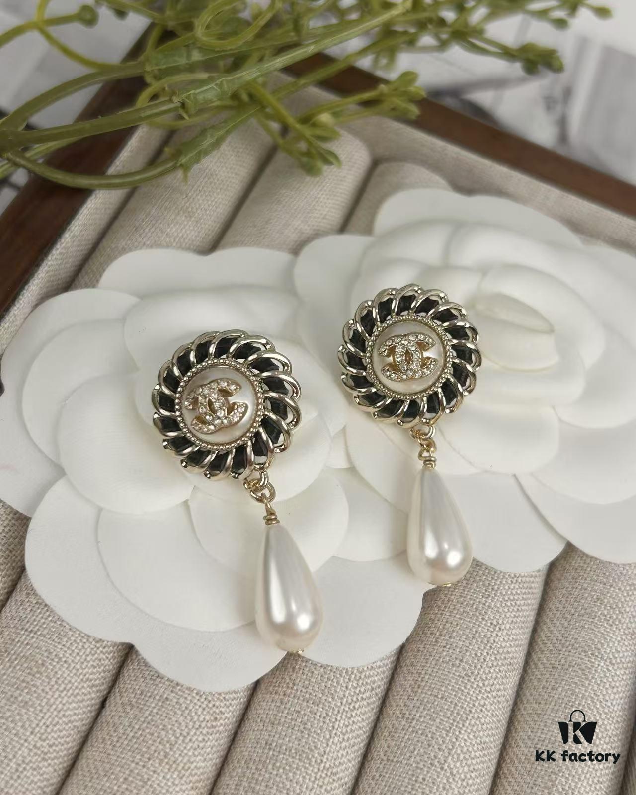 692ffd0b99f2d84055c8e870 Xiaoxiang New Arrival European and American Style Unique Elegant Black Leather Drip Pearl Earrings