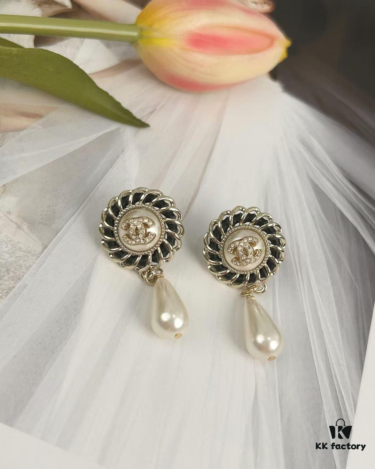 692ffd0d99f2d84055c8e874 Xiaoxiang New Arrival European and American Style Unique Elegant Black Leather Drip Pearl Earrings