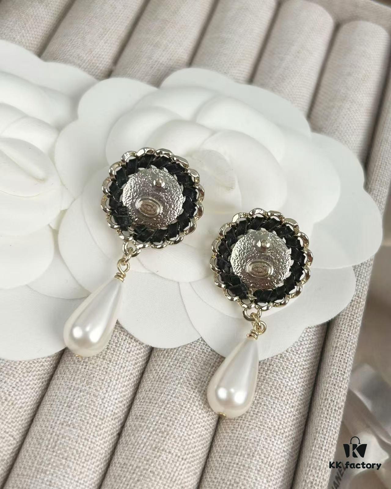 692ffd0f99f2d84055c8e875 Xiaoxiang New Arrival European and American Style Unique Elegant Black Leather Drip Pearl Earrings