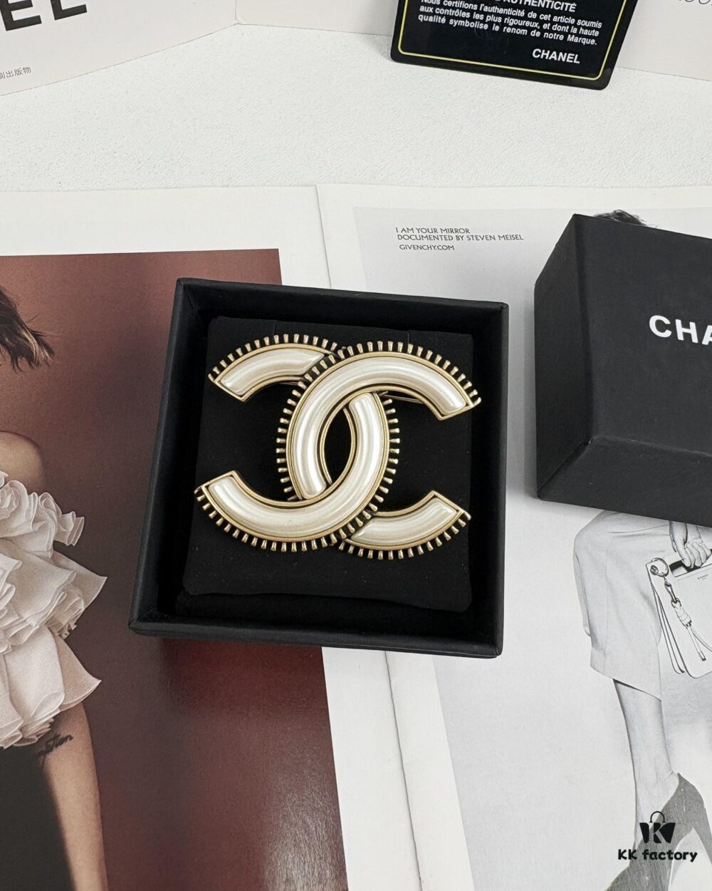 692ffd0f99f2d84055c8e876 Xiaoxiang New Arrival Vintage Gold Double C White Elegant Brooch 🍂✨