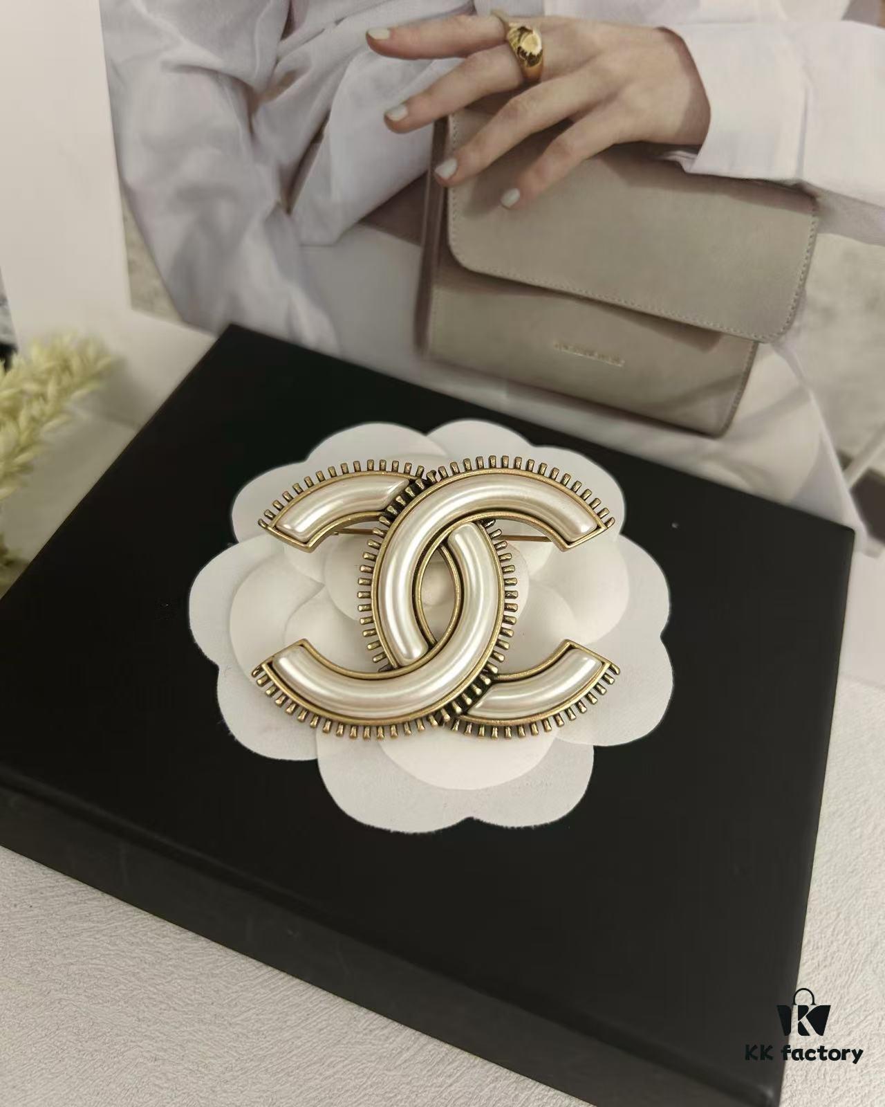 Xiaoxiang New Arrival Vintage Gold Double C White Elegant Brooch 🍂✨