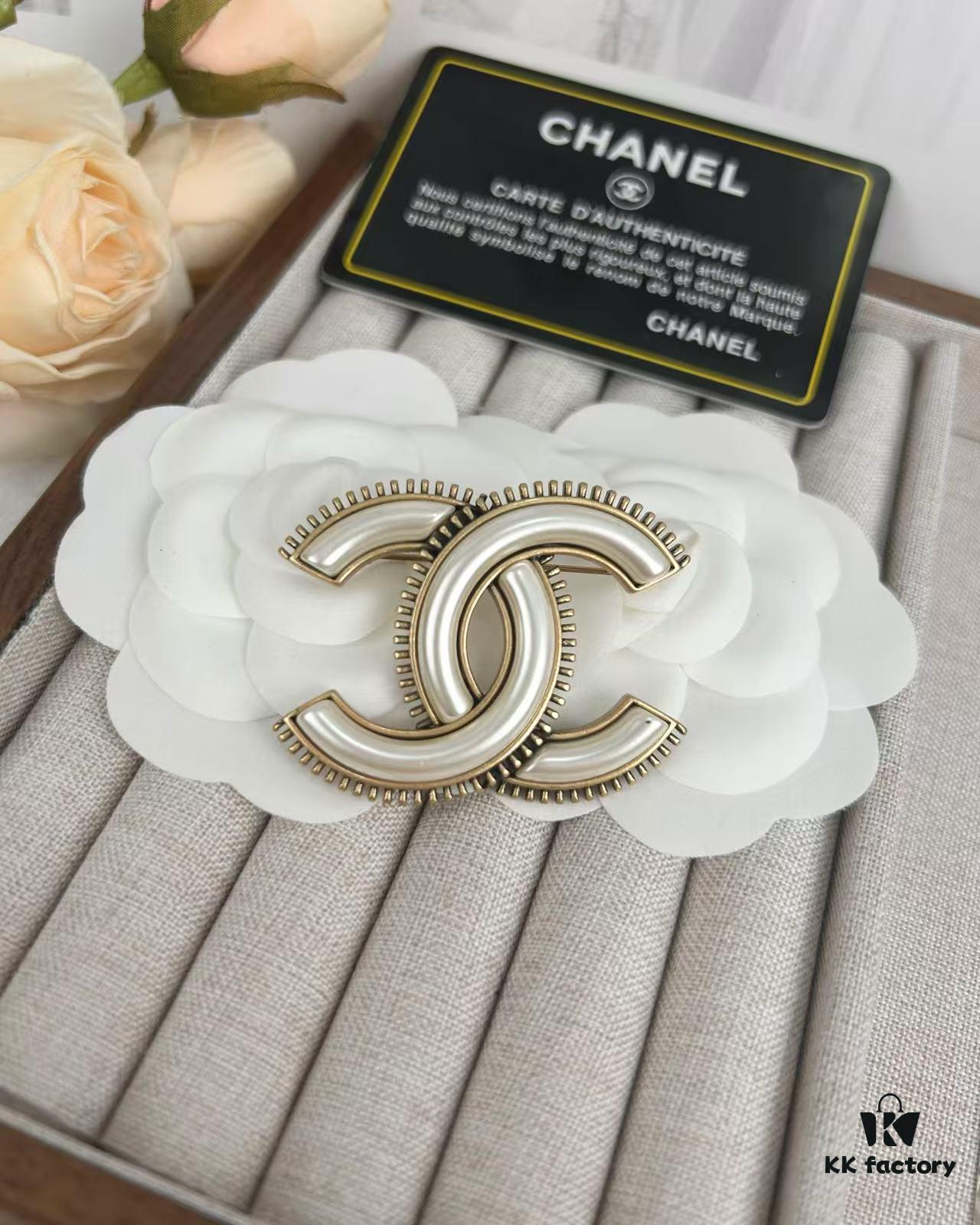 Xiaoxiang New Arrival Vintage Gold Double C White Elegant Brooch 🍂✨
