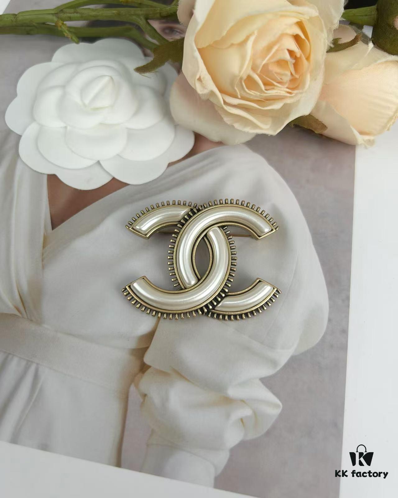 Xiaoxiang New Arrival Vintage Gold Double C White Elegant Brooch 🍂✨