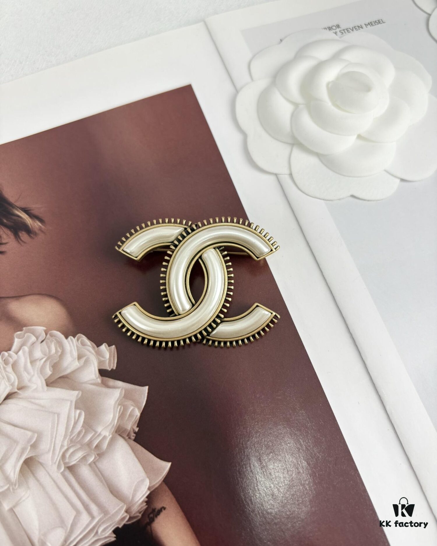 Xiaoxiang New Arrival Vintage Gold Double C White Elegant Brooch 🍂✨