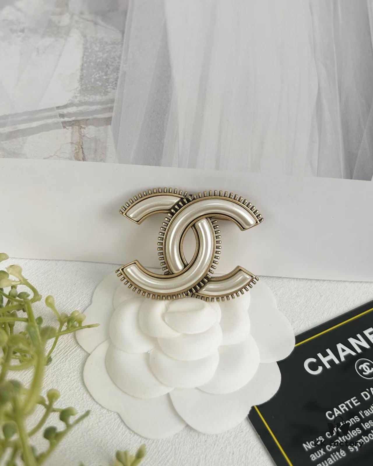 Xiaoxiang New Arrival Vintage Gold Double C White Elegant Brooch 🍂✨