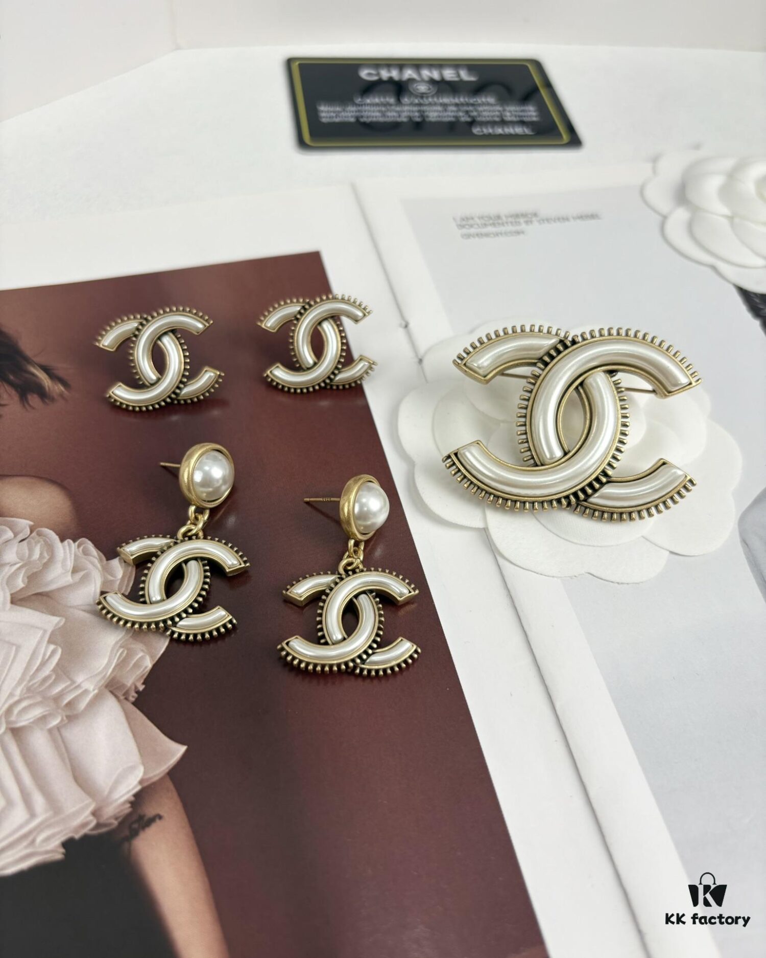 Xiaoxiang New Arrival Vintage Gold Double C White Elegant Brooch 🍂✨
