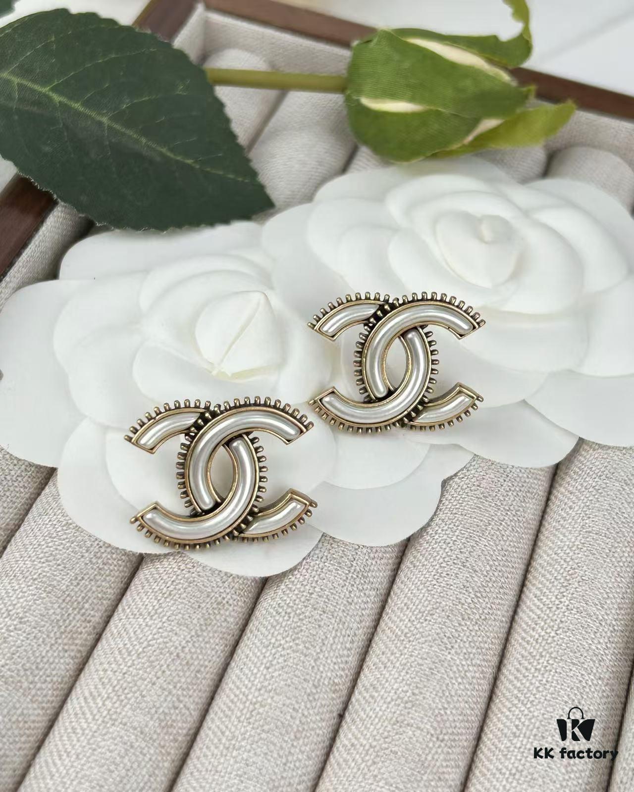 692ffd1a99f2d84055c8e886 Xiaoxiang New Arrival Vintage Beige Gold Double C Minimalist Resin White Stud Earrings