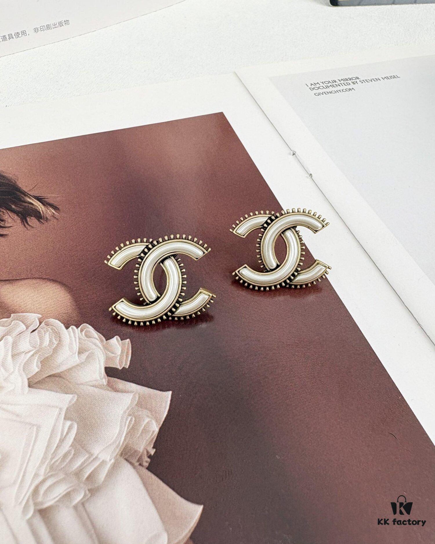 692ffd1a99f2d84055c8e887 Xiaoxiang New Arrival Vintage Beige Gold Double C Minimalist Resin White Stud Earrings