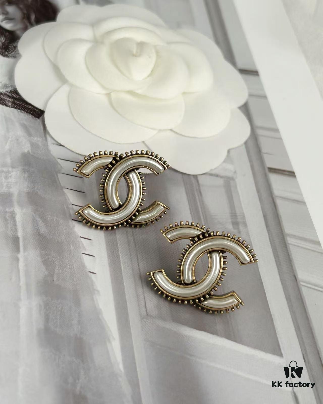692ffd1d99f2d84055c8e888 Xiaoxiang New Arrival Vintage Beige Gold Double C Minimalist Resin White Stud Earrings