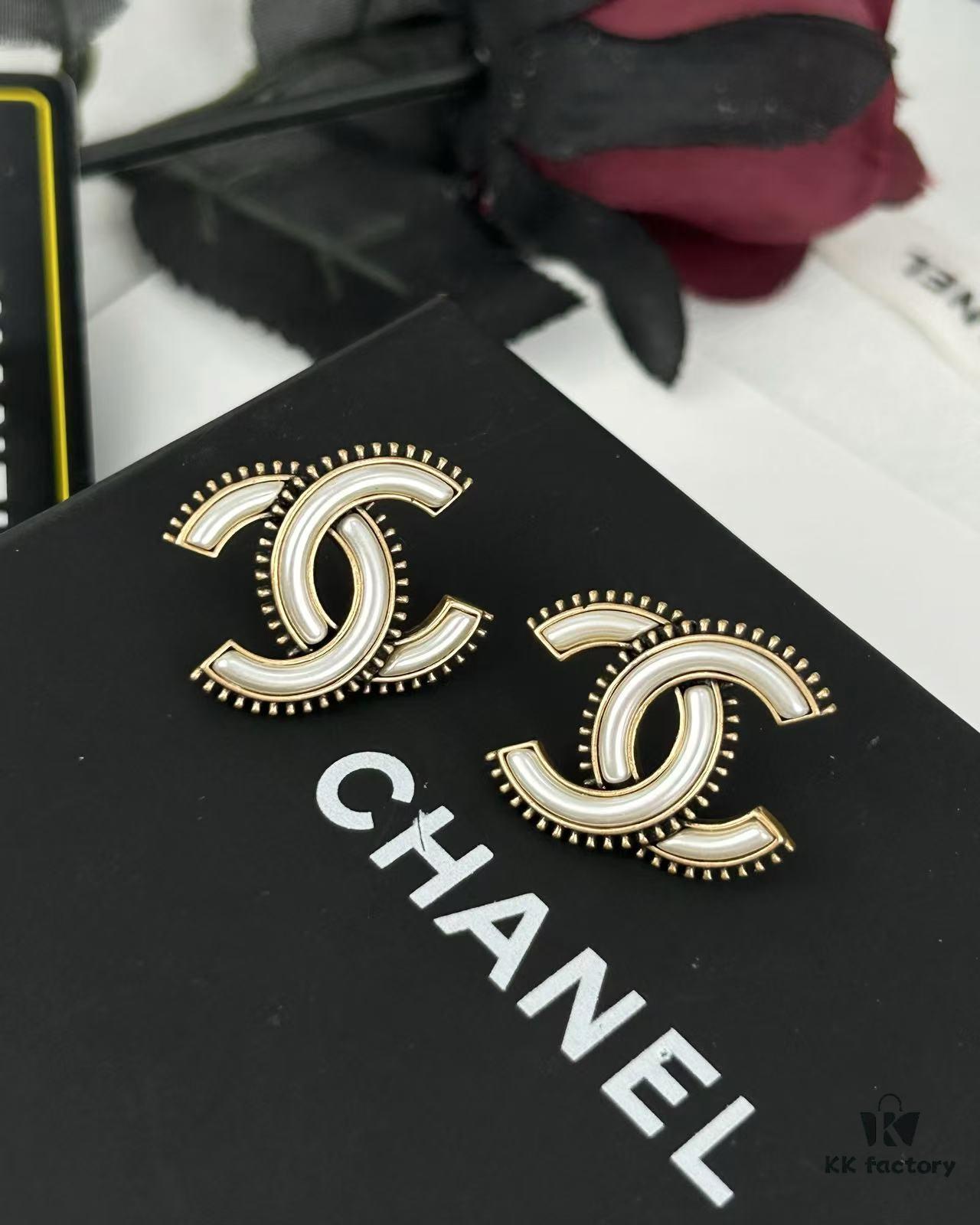 692ffd1d99f2d84055c8e889 Xiaoxiang New Arrival Vintage Beige Gold Double C Minimalist Resin White Stud Earrings