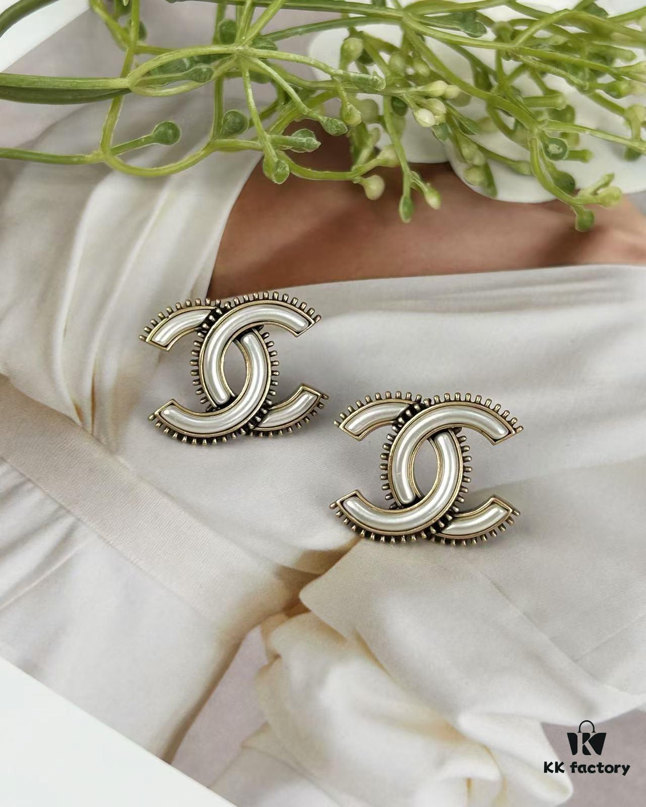 692ffd1e99f2d84055c8e88a Xiaoxiang New Arrival Vintage Beige Gold Double C Minimalist Resin White Stud Earrings