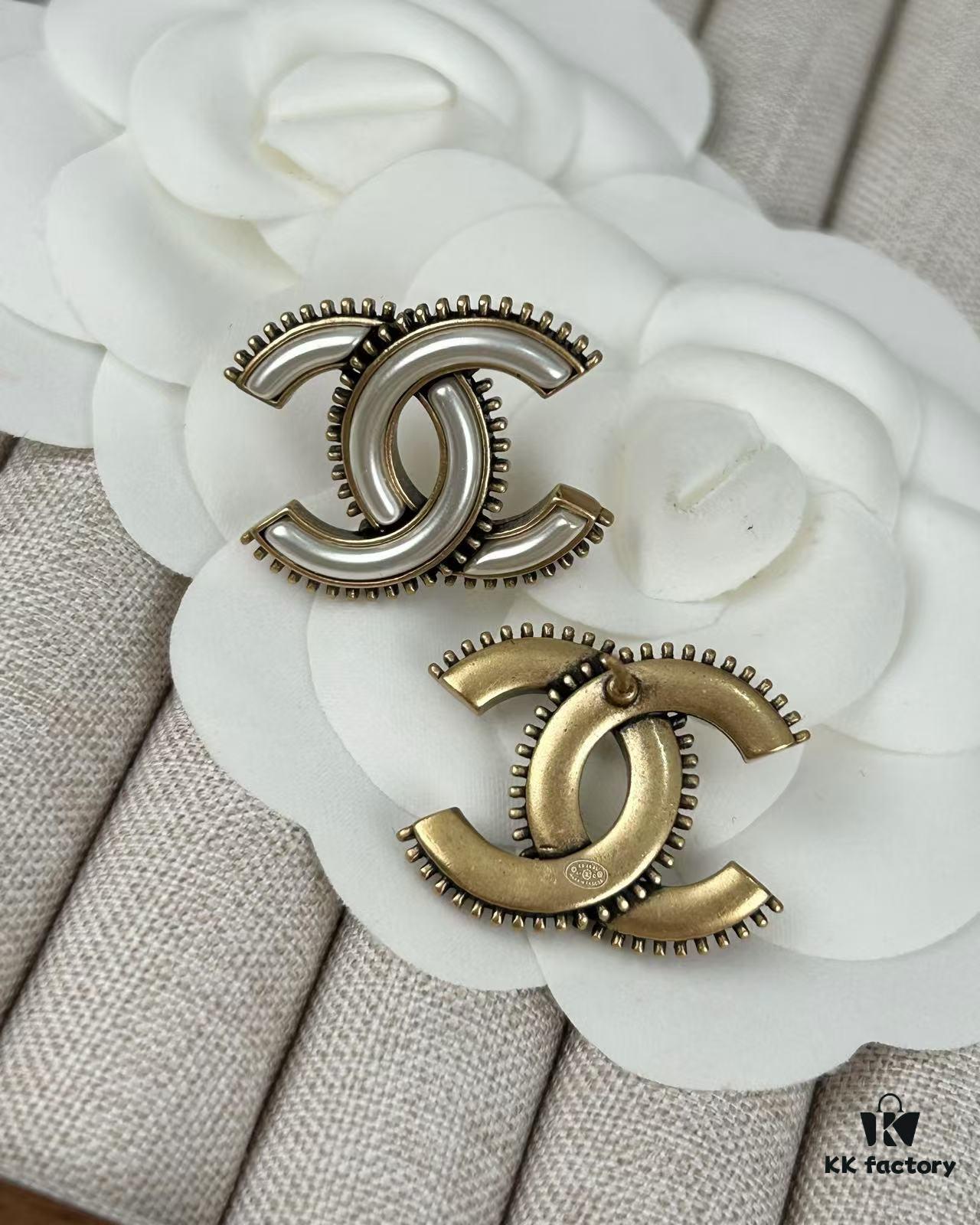692ffd1e99f2d84055c8e88b Xiaoxiang New Arrival Vintage Beige Gold Double C Minimalist Resin White Stud Earrings