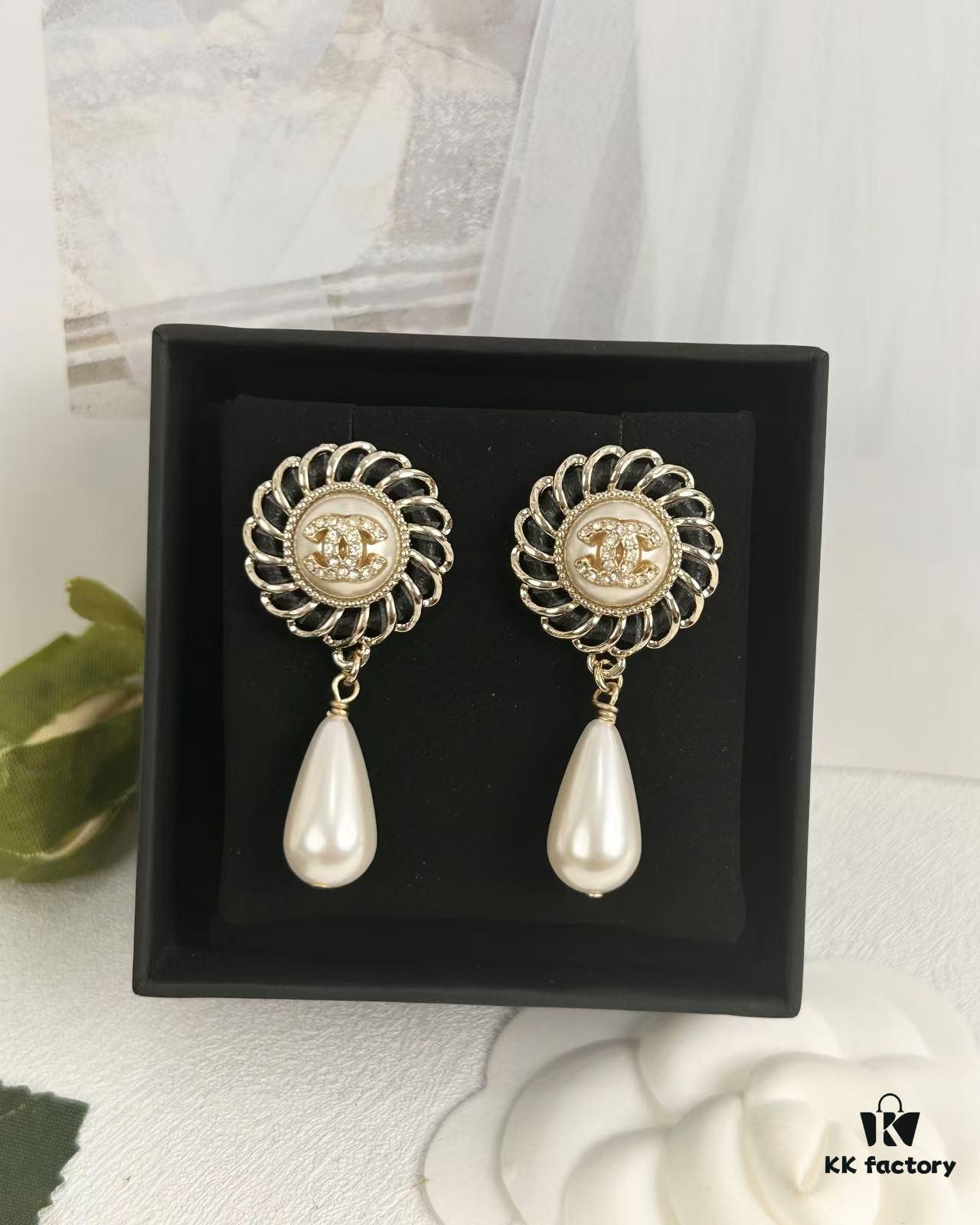692ffd1f99f2d84055c8e88c Xiaoxiang New Arrival European and American Style Unique Elegant Black Leather Drip Pearl Earrings