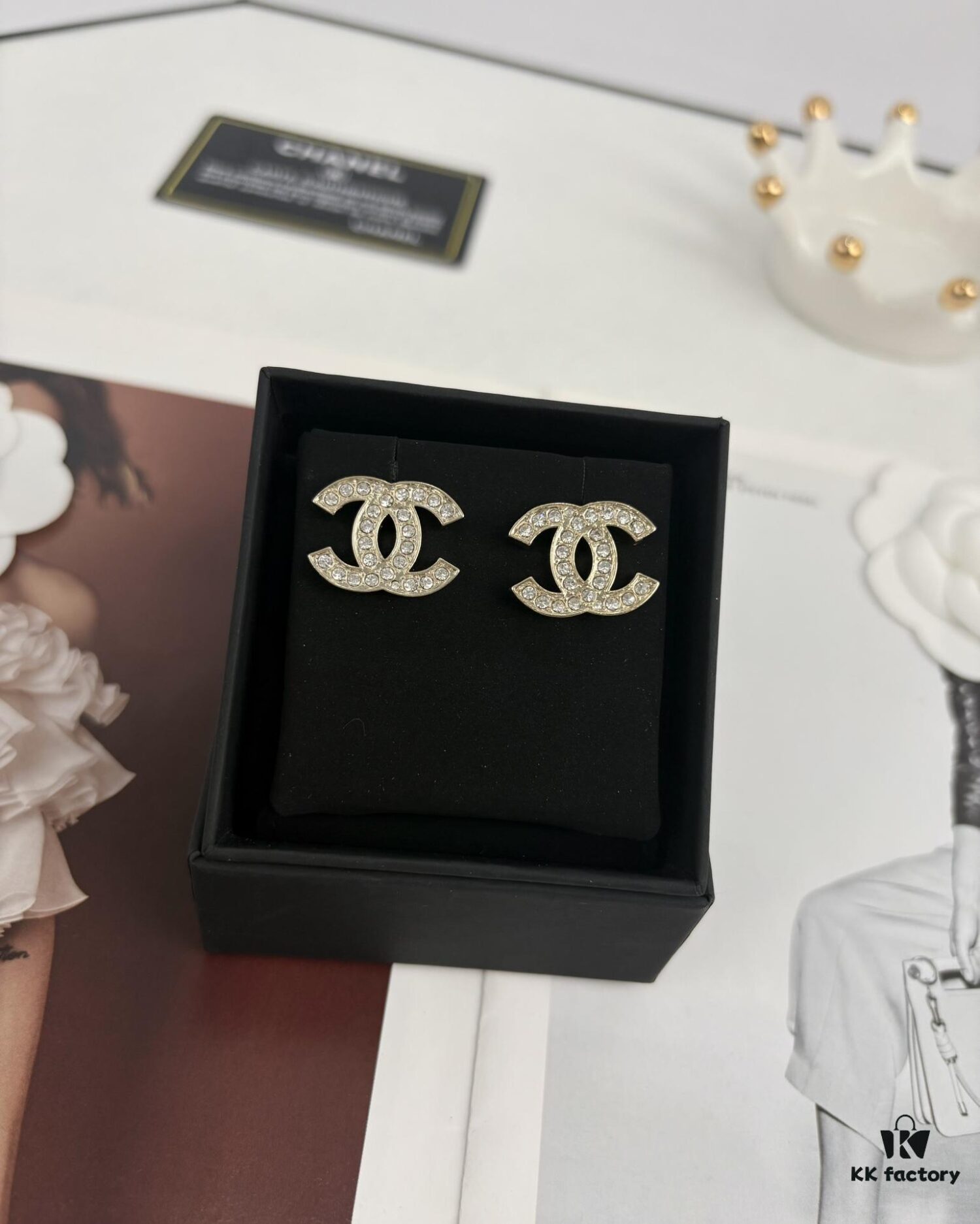 692ffd2099f2d84055c8e88d Xiaoxiang New Arrival Light Gold Full Diamond Double C Stud Earrings