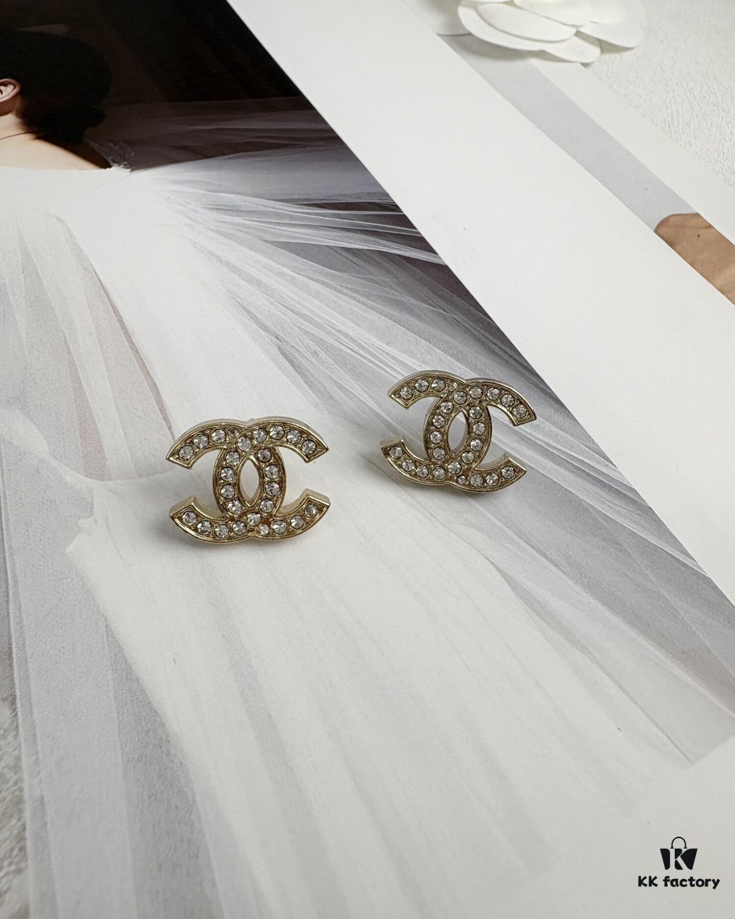 692ffd2099f2d84055c8e88e Xiaoxiang New Arrival Light Gold Full Diamond Double C Stud Earrings