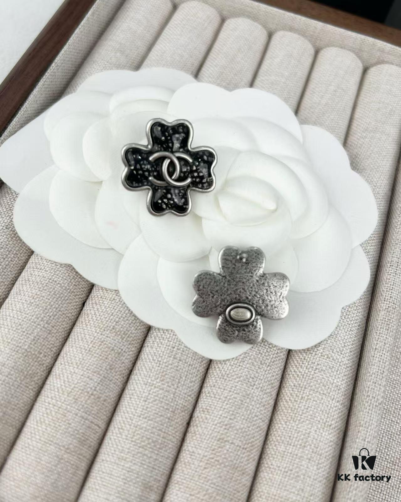 Xiaoxiang New Arrival Antique Silver and Antique Gold Black Fine Sparkle Four-Leaf Clover Stud Earrings