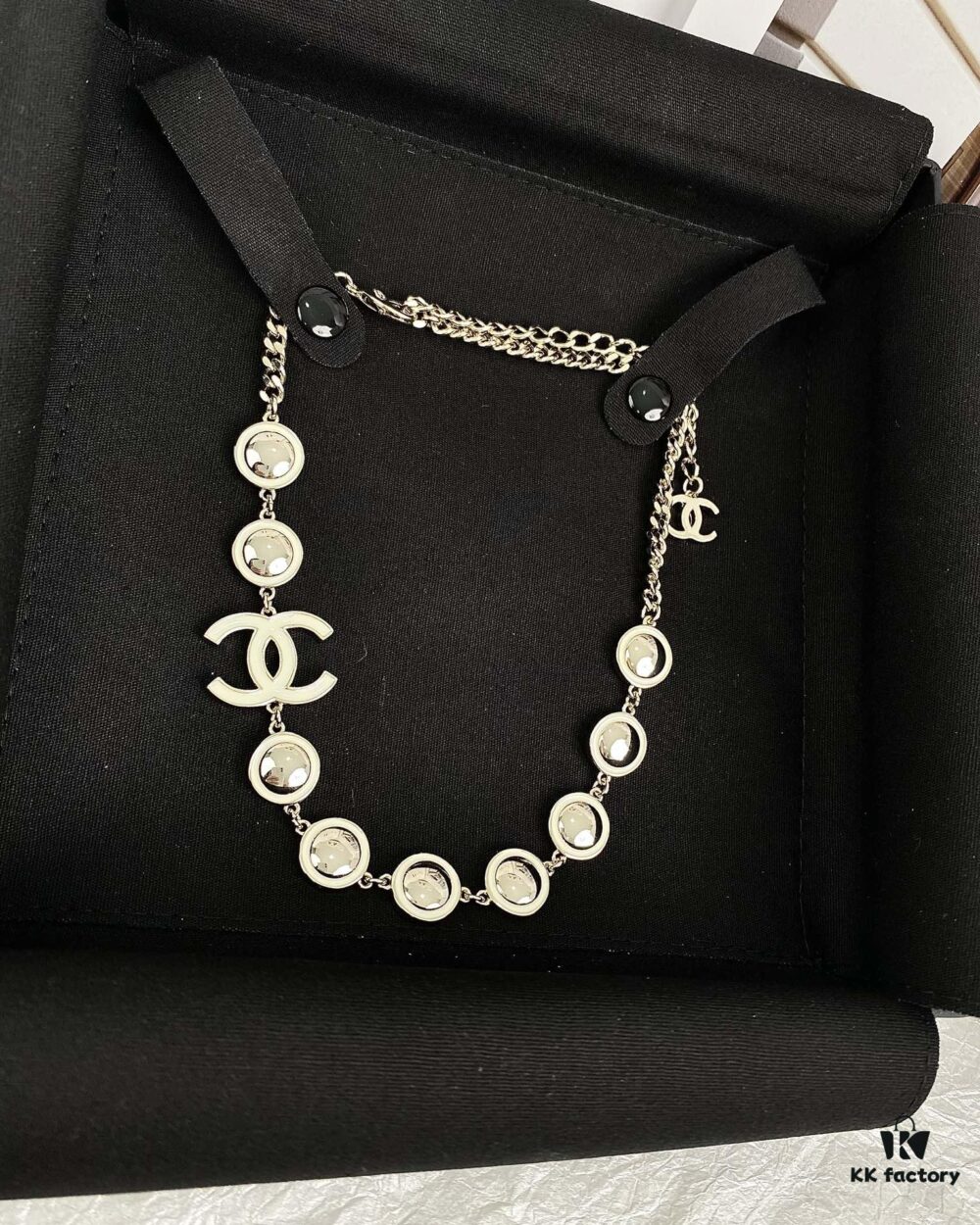 692ffd3499f2d84055c8e8b0 Xiaoxiang New Arrival White Oil-Drop Double C Round Mirror Clover Pendant Necklace with Smooth Chain