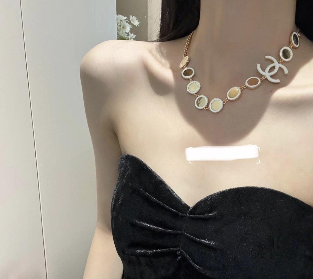 692ffd3499f2d84055c8e8b1 Xiaoxiang New Arrival White Oil-Drop Double C Round Mirror Clover Pendant Necklace with Smooth Chain
