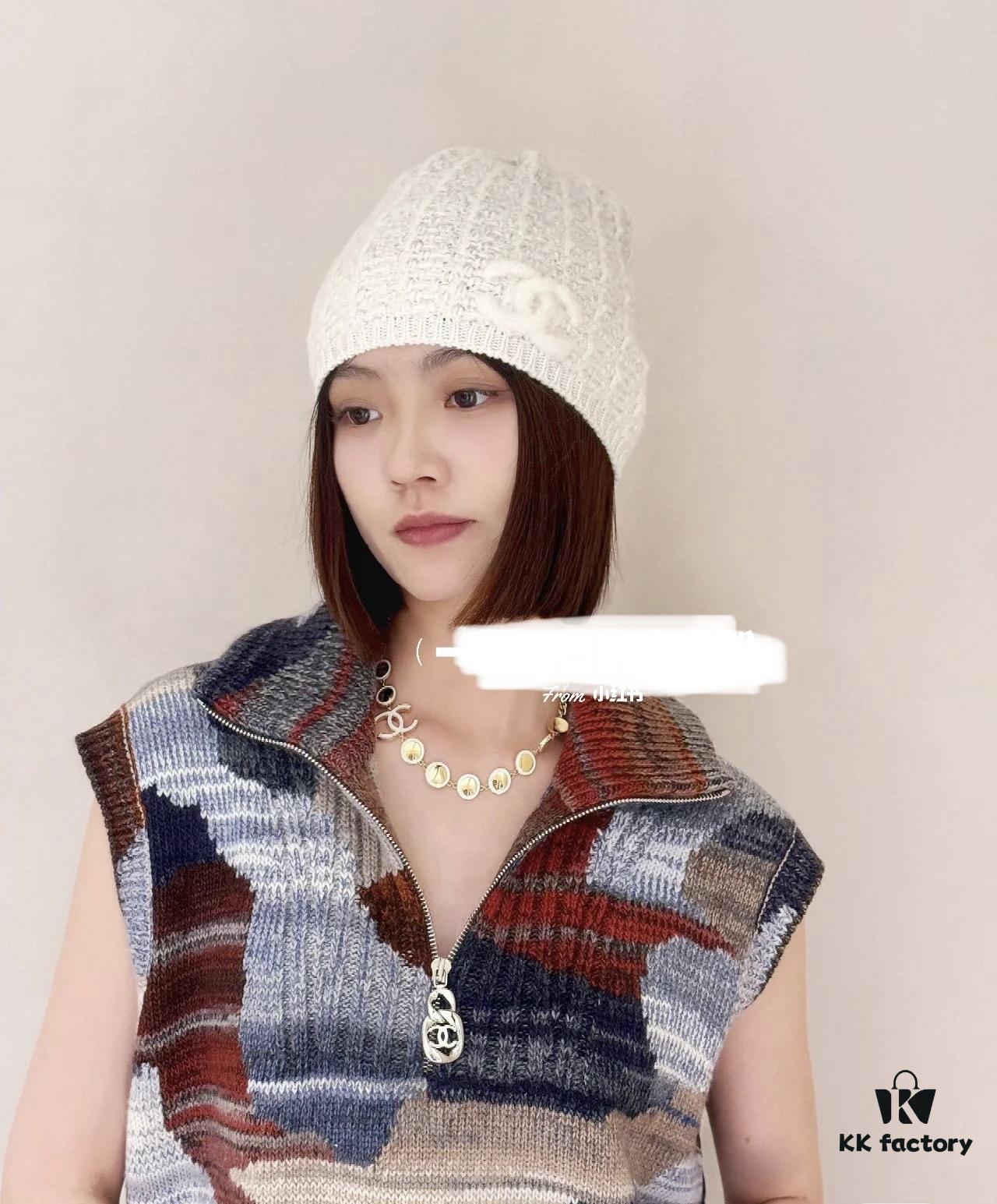 692ffd3599f2d84055c8e8b2 Xiaoxiang New Arrival White Oil-Drop Double C Round Mirror Clover Pendant Necklace with Smooth Chain